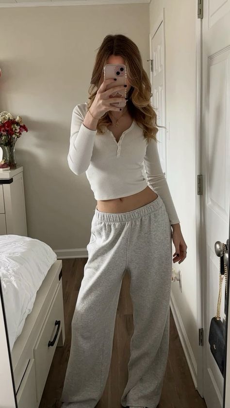 Grey Joggers Aesthetic, Sweatpants Outfit Girly, Outfits With Gray Joggers, House Wear Outfits Casual, Simple Outfits With Sweatpants, Workout Outfit Sweatpants, Comfy Outfit Ideas For Home, Straight Legged Sweatpants Outfit, How To Style White Joggers