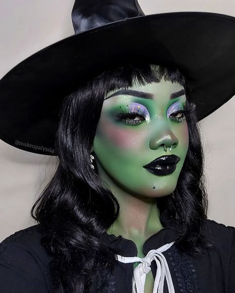 Green Witch Makeup, Witch Party Costume, Kids Witch Makeup, The Green Witch, Halloween Costumes To Make, Mattifying Primer, Halloween Coustumes, Bold Makeup Looks, Halloween Makeup Pretty