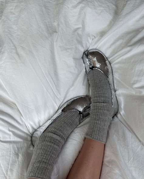 Alle berichten • Instagram Silver Flats Outfit, Ballet Flats Outfit, Silver Ballet Flats, Ballerina Outfit, Planner Tracker, Maison Margiela Tabi, Tabi Shoes, Margiela Tabi, Flats Outfit