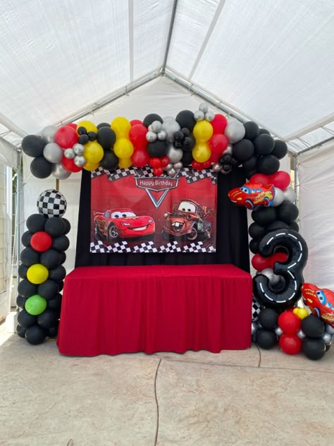 Balloon Garland Square Stand, Cars Theme Birthday Party Decorations Lightning Mcqueen, Mcqueen Decoration Party Ideas, Lightning Mcqueen Baby Shower Theme, Lightning Mcqueen Centerpieces, Cars Baby Shower Theme Disney, Cars Balloon Garland, Cars Movie Birthday Party, Mcqueen Birthday Party Decoration