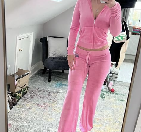 Hot Pink Juicy Couture Tracksuit, Pink Juicy Couture Track Suit, Y2k School Outfits, Juicy Sweatsuit, Tracksuit Aesthetic, Track Suit Outfit, Juicy Couture Track Suit, Aesthetic Rosa, Juicy Couture Clothes