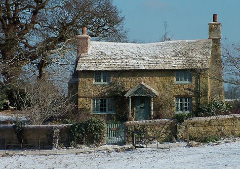 This cottage from the film The Holiday inspires me to find a cottage in the English countryside as a winter retreat. Rosehill Cottage, The Holiday Cottage, English Country Cottages, Cute Cottages, Christmas House Lights, Stone Cottages, Cottage Cabin, Style Cottage, Dream Cottage