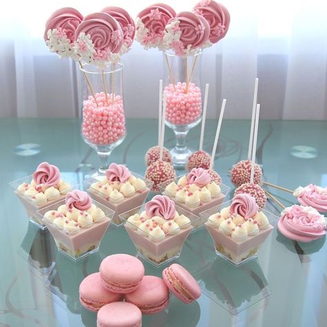 Pastel Candy Bar, Candy Bar Cakes, Candy Bar Cake, Table Centre Pieces, Candy Bar Birthday, Mini Dessert Cups, Dessert Original, Pink Desserts, Birthday Party Snacks