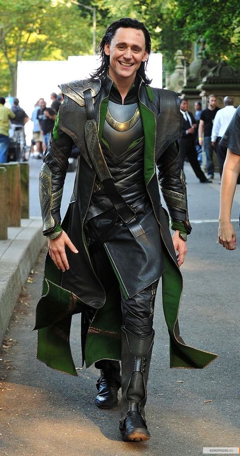 You can tell by the way I use my walk, I meant to rule, no time to talk. Avengers Loki, Loki Costume, Thor 2011, Loki Cosplay, Loki God Of Mischief, Loki Avengers, Walking Down The Street, Loki Marvel, Loki Thor