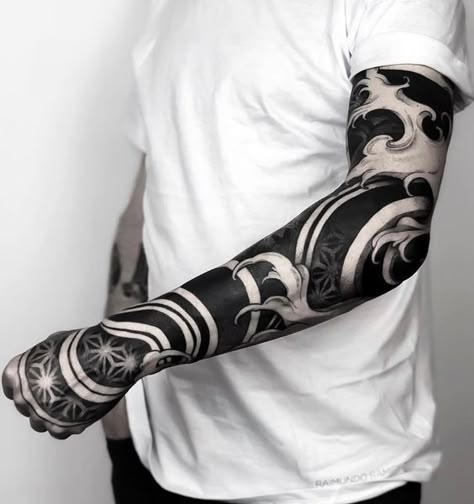 Sleeve tattoos for men are a bold and unique way to ink your arm. Sleeve tattoos are easy to show off and hard to cover up unless you wear a long shirt. Tattoo Main, Tato Maori, Mangas Tattoo, White Tattoos, Geometric Sleeve Tattoo, Tattoo Anime, Muster Tattoos, Irezumi Tattoos, Geniale Tattoos