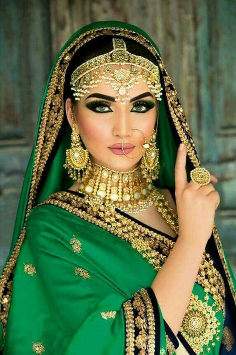 Pakistani Beauty, Estilo Hippie, Indian Bridal Dress, Bridal Fashion Jewelry, Asian Bridal, Indian Bridal Makeup, Pakistani Bridal, Churidar, Indian Jewellery