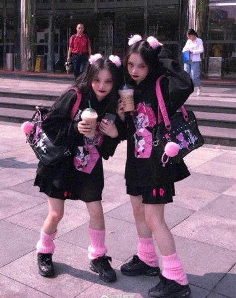 Alt Girl Outfits, Gamer Girl Outfit, Pink Alt, Pink Outfits Aesthetic, Pink Goth, Yume Kawaii, Pastel Goth Fashion, Alt Girls, Yami Kawaii