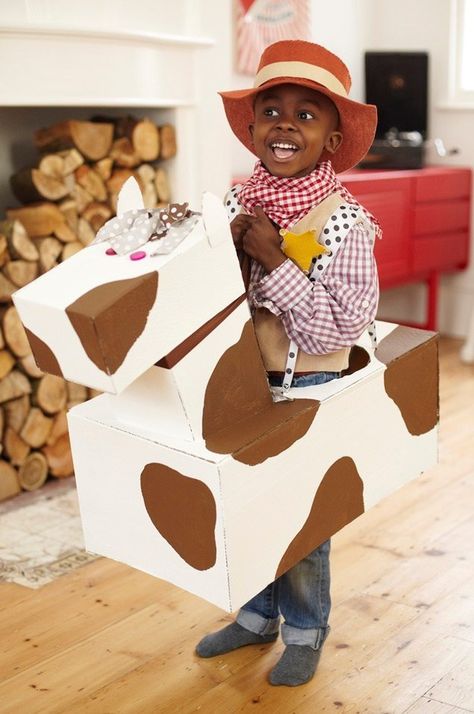 Who’s the sheriff of this town? You are! | 33 Super Easy Cardboard Box Halloween Costumes For Lazy People Diy Cowboy Costume, Easy Costumes To Make, Cowboy Halloween Costume, Boxing Halloween Costume, Diy Fantasia, Cow Costume, Cowboy Costume, Horse Costumes, Wilde Westen