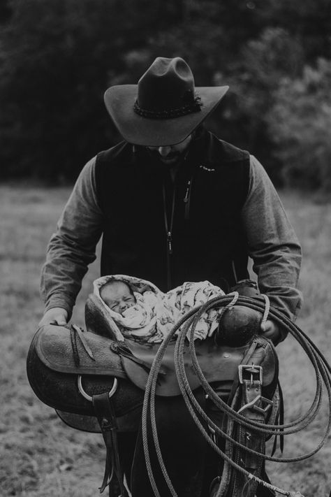 Baby Texas and her dad posing in his roping saddle. Phot by Gone Astray Photography Western Newborn Pictures, Western Baby Pictures, Baby Announcement Pictures, Western Photography, Baby Pictures Newborn, Newborn Family Photos, Western Babies, Country Kids, Newborn Baby Photos