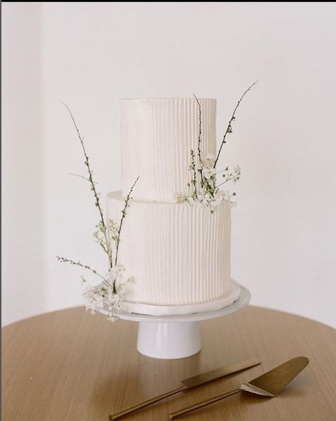 Cake With Flowers, Small Wedding Cakes, Modern Cakes, Dream Wedding Cake, Classic Wedding Cake, Modern Minimalist Wedding, Simple Wedding Cake, Engagement Cakes, Modern Wedding Cake