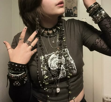 Crowcore Fashion, Crowcore Aesthetic, Earth Tones Aesthetic, Outfit With Tie, Androgynous Aesthetic, Alt Accessories, Skull Belt, Autumn Jewelry, Necklace Combo