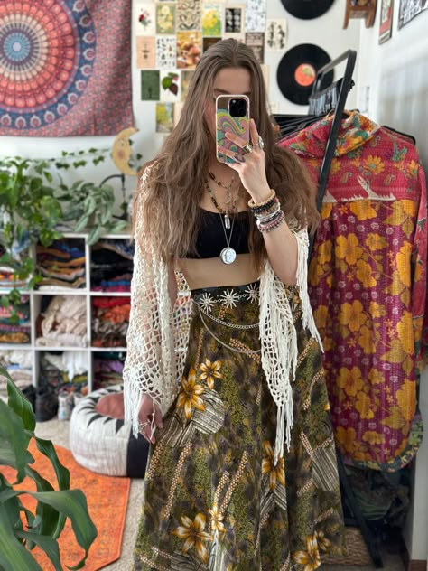 Hannah Drapinski, Hippie Clothing Aesthetic, Hippie Outfit Inspiration, Hippie Core Outfits, Fairy Hippie Outfits, Shawl Outfit Ideas, Hippie Asethic Outfits, Woodstock Outfit Ideas, Colorful Hippie Outfits