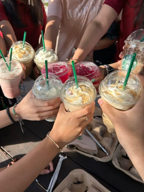 #aesthetic #café #starbucks #friends #iphone Starbucks With Friends Aesthetic, Coffee Aesthetic Friends, Cafe Friends Aesthetic, Cafe With Friends Aesthetic, Starbucks With Friends, Starbucks Friends, Starbucks Aesthetic, Café Starbucks, Bucket List Book