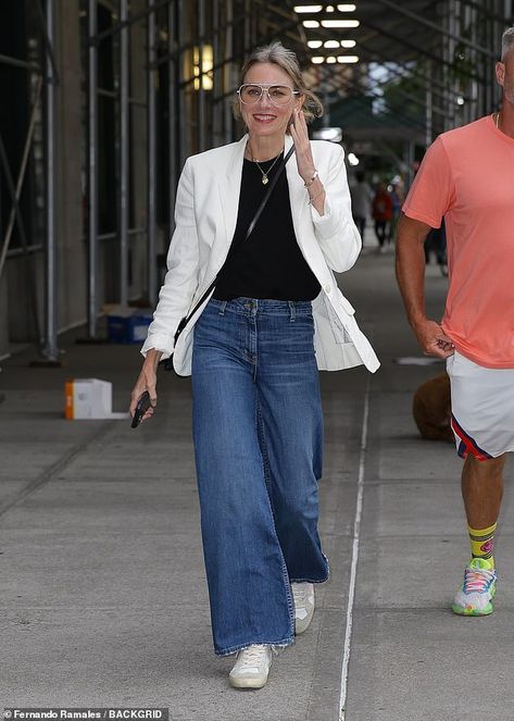 White Blazer And Jeans, Oversized Blazer And Jeans, Naomi Watts Style, Wide Jeans Outfit, Styling Wide Leg Jeans, Blazer And Jeans, Liev Schreiber, Best Casual Outfits, Button Pants