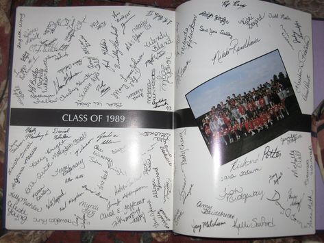 autograph page idea Yearbook Signing Ideas, Yearbook Dividers, Yearbook Memes, Elementary Yearbook Ideas, Highschool Yearbook Ideas, Yearbook Shirts, Creative Yearbook Ideas, Signing Ideas, Yearbook Inspiration