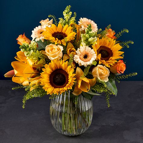 October Flowers, Sunflower Centerpieces, Sunflowers And Roses, Sunflower Arrangements, Candle Arrangements, Sunflower Bouquet, Clear Vase, Creative Flower Arrangements, Flower Vase Arrangements