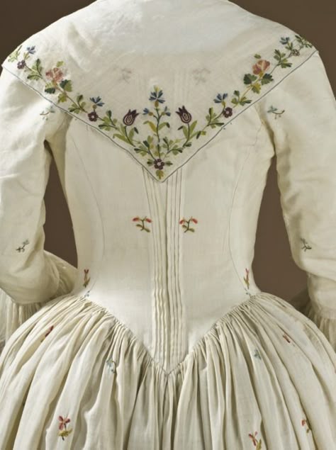 Detail back view, robe à l'Anglaise ensemble, England, 1780s. Polychrome wool crewel embroidery with floral sprays on white linen. 1780s Fashion, 18th Century Dresses, 1700 Fashion, 18th Century Women, 18th Century Dress, 18th Century Costume, 18th Century Clothing, Century Dress, 18th Century Fashion