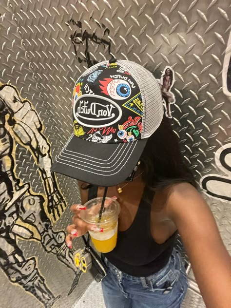 Von Dutch Trucker Hat Outfit, Women In Fitted Hats, Von Dutch Hat Outfit Black Women, Von Dutch Hat Aesthetic, Trucker Hat Black Woman, Snapback Outfit Black Women, Vondutch Hat Outfit, Trucker Hats Aesthetic, Trucker Hat Outfit Black Women