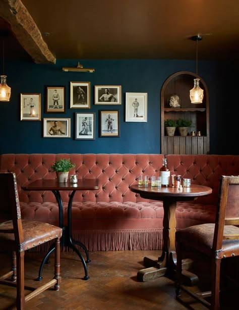 Sumptuous seating in the restaurant Pub Interior Design, Artist Residence, Pub Interior, Urban Cottage, Pub Design, Home Pub, English Country Decor, Table Bistrot, Interior Design Rustic