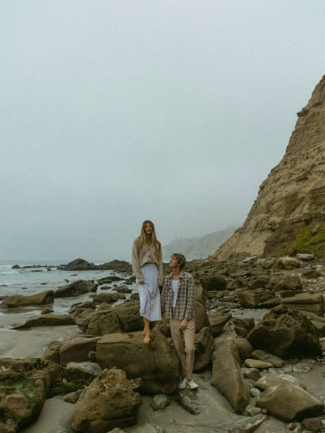 Cinematic Love Photography, Artistic Couple Photography, Cinematic Couple Photography, Beach Aesthetic Couple Shoot, Colorado Couple Pictures, Cliff Couple Photoshoot, Cozy Beach Couple Photoshoot, Moody Beach Photoshoot Couple, Artsy Couple Beach Pictures