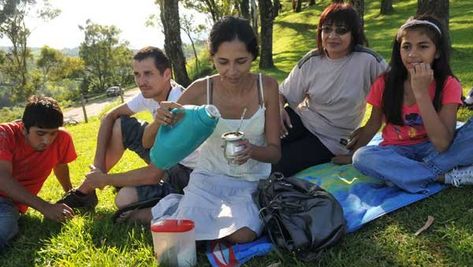 2010_1_18_361221-Imagen-mate Friends At Home, Argentina Food, Yerba Mate, Tea Or Coffee, A Park, Drinking Tea, Ritual, Picnic Blanket, Outdoor Blanket