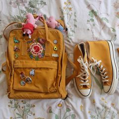 what color is your backpack/bag? • also i always get asked where the flower patch on my kanken is from and i got it on etsy! it didn't come in a circle, i cut it into pieces and put it around the logo 🌞 Yellow Kanken, Amber Wedding, Yellow Things, Fjällräven Kånken, Aesthetic Backpack, Luxurious Hair, Diy Backpack, Crayon Art, Flower Patch