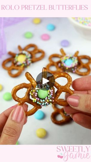 Easter Pretzel Rods, Easter Pretzel, Rolo Pretzel, Rolo Pretzels, Spring Snacks, Pretzel Treats, Easter Snacks, Pretzel Twists, Mini Pretzels