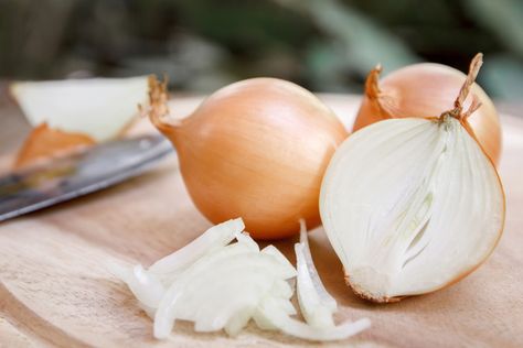 Amish Home Remedy for Colds Using an Onion Is a Total Game-Changer How To Cut Onions, Onion Pie, Common Diseases, Bawang Bombay, Canned Vegetables, Cooking Tips And Tricks, Boost Immune System, Ellie Goulding, Food Info