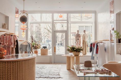 Downtown Dress, Boho Chic Aesthetic, Nyc Boutiques, Boutique Interior Design, Sarah Paulson, Chic Aesthetic, Estilo Boho Chic, Brown Interior, Michelle Williams