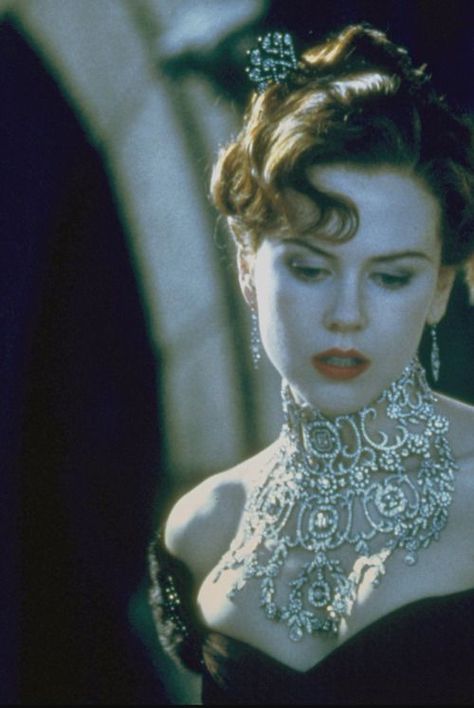 Nicole Kidman as Satine In 'Moulin Rouge'. Satine Moulin Rouge Makeup, Nichol Kidman, Nicole Kidman Moulin Rouge, Satine Moulin Rouge, Film Moulin Rouge, Moulin Rouge Costumes, Moulin Rouge Movie, Kino Box, Baz Luhrmann