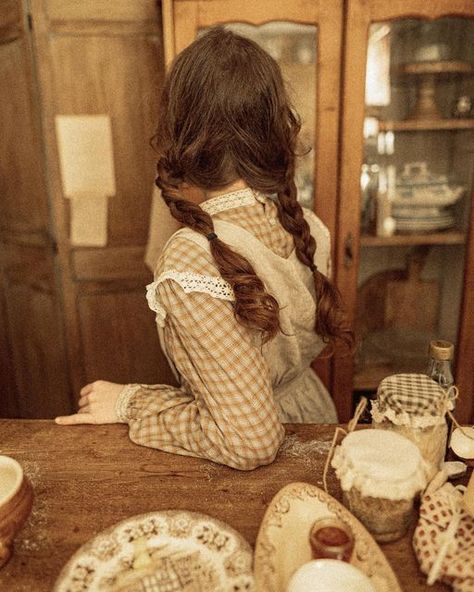 Anne Shirley Vibe, Anne With An E Winter Aesthetic, Me As Character, Classical Wallpaper, Me Character, Stay Focus, Cottage Aesthetic, Farm Clothes, Dress History