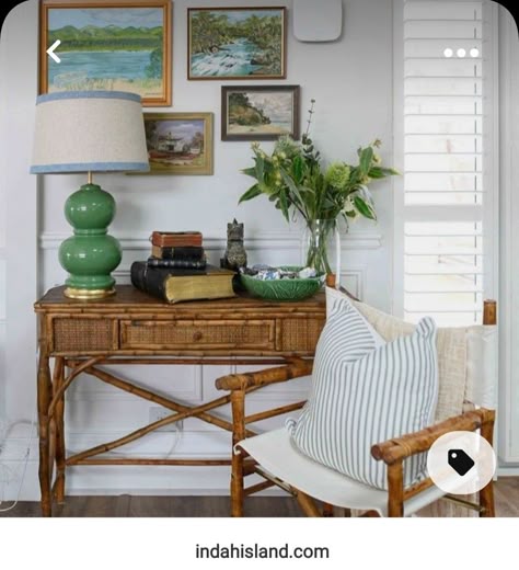 Beach Cottage Interiors Coastal Style, Quirky Living Room Ideas, Tv Living Room Ideas, Ceiling Ideas Living Room, Quirky Living Room, Bedroom Rug Ideas, Living Room Ideas Indian, Hamptons Style Home, Retro Living Rooms