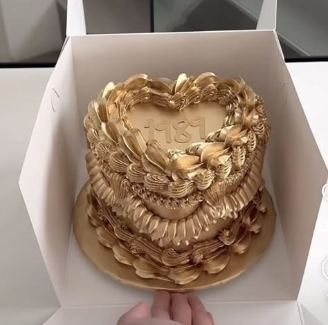 Bronze Birthday Cake, 18th Golden Birthday Ideas, Leo Zodiac Cake Ideas, Golden Cake Aesthetic, Brown Aesthetic Cake Birthday, Cake Golden Birthday, Gold Heart Cake, Summer Birthday Cake, 30th Birthday Ideas For Women