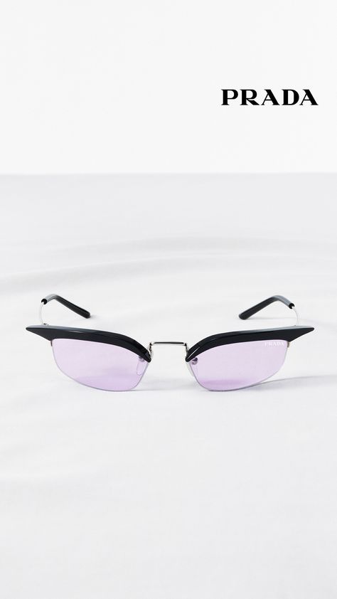 The new Prada runway sunglasses create a sophisticated make-up effect blending shiny profiles and lenses in delicate tones. Prada Runway Sunglasses, Memory Hyuga, Prada Runway, Prada Eyewear, Prada Sunglasses, Fashion Icon, Eyewear Fashion, Designer Sunglasses, Glass Collection