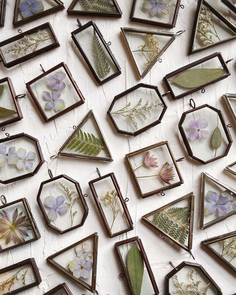 Pressed Flowers Diy, Pressed Flowers Frame, Resin And Wood Diy, Pressed Flower Crafts, Bunny Painting, Small Christmas Gifts, Copper Diy, Resin Jewelry Diy, Feather Crafts