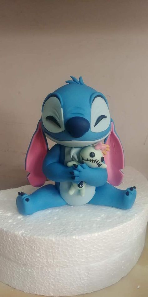 Fondant Stitch Tutorial, Stitch Fondant Cake, Fondant Stitch, Stitch Torte, Stitch Cake Ideas, Stitch Clay, Lilo And Stitch Cake, Fondant Techniques, Stitch Cake