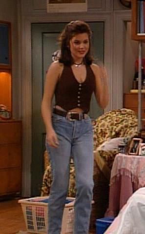 Kelly Kapowski 80s Classy Fashion, 90s And 00s Fashion, Kelly Kapowski Hair, Kelly Bundy Outfits, Simple 90s Outfit, Tiffany Outfits, 90s Outfits Ideas, Kelly Kapowski Style, Iconic Movie Outfits