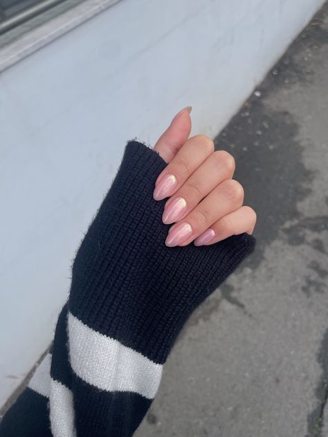 Pink Hayley Bieber Nails, Light Pink Hailey Bieber Nails, Haley Bieber Nails Pearl, Halie Bieber Nails, Uñas Hayley Bieber, Pink Hailey Bieber Nails, Hailey Bieber Nails Pink, Haylie Bieber Nails, Pearl Pink Nails