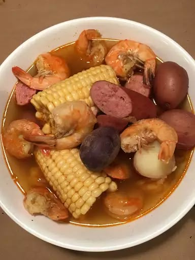 Frogmore Stew Recipe, Carolina Recipes, Frogmore Stew, Bisque Recipes, Seafood Boils, Shrimp Corn, Fish Stew Recipes, Shrimp Stew, Stuffed Fish