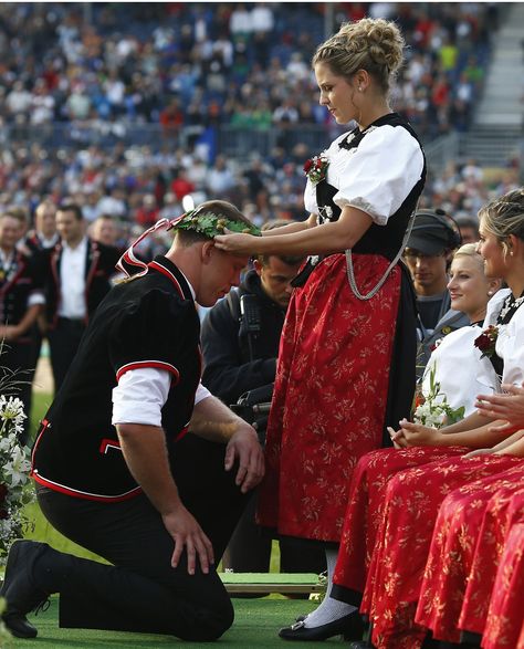 Matthias Sempach, being crowned as ''Schwingerköning'' 2013. Schwingen is a Swiss national wrestling festival. Photo sportguide.ch, adapted to Pinterest by iLoveSwissMade.com Switzerland Culture, Swiss Clothing, Swedish Dress, Switzerland Bern, Being Crowned, Slavic Clothing, Swiss Fashion, St Bernard Dog, Swiss Switzerland