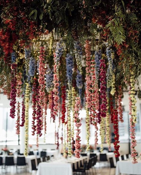 Cheap Wedding Table Centerpieces, Flowers Hanging, Floral Installation, Flower Installation, Floral Chandelier, Creative Wedding Ideas, Hanging Flowers, Deco Floral, Wedding Table Centerpieces