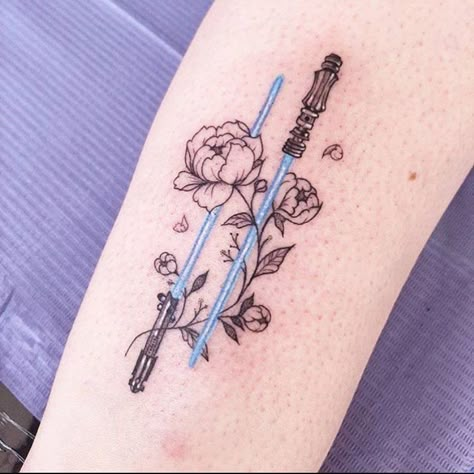 Lightsaber Tattoo, Sabre Laser, Inspiration Tattoo, Star Wars Tattoo, Disney Tattoos, Back Tattoos, Star Tattoos, Small Tattoo, Piercing Tattoo