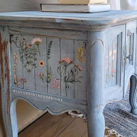 Happy Sunday 💞 Hand painted endtable or nightstand, this is a solo table, ✨️NOT PAIRED✨️. Painted in a custom milk paint colour with floral stencils added to the door and sides. Design added to the top as well and lightly distressed. 25.5"L X 23"H X 17"D DM ME WITH INQUIRIES. Chalk Painted Chairs, Hand Painted Furniture Nightstands, Floral Painted Dresser, Floral Dresser Painted Furniture, Floral Painted Nightstand, Country Farmhouse Kitchen Decor, Daisy Decoupage Furniture, Chalk Paint Chairs, Milk Paint Colors