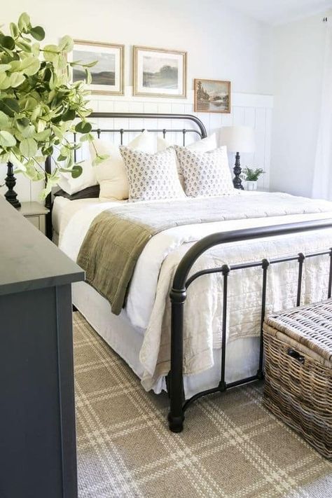 24 Cozy Farmhouse Bedroom Decor Ideas » Lady Decluttered King Size Farmhouse Beds, Modern Farmhouse Guest Bedroom, Small Farmhouse Bedroom, Farmhouse Bedroom Bedding, Black Iron Beds, Cozy Farmhouse Bedroom, Modern Farmhouse Bedroom Ideas, Farmhouse Guest Bedroom, Moody Modern