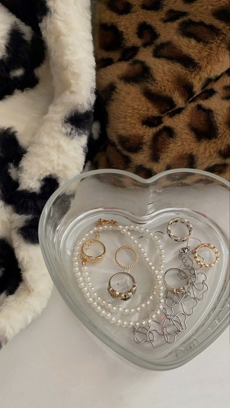 Coquette Jewelry Holder, Jewelry Plate Aesthetic, Jewelry Holder Aesthetic, Plate Aesthetic, Harry Styles Outfit, The Bling Ring, Instagram Feed Ideas, Girly Jewelry, Jewelry Inspo