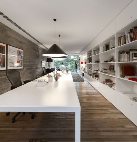 Casa Cubo by Studio MK27 | HomeDSGN, a daily source for inspiration and fresh ideas on interior design and home decoration. Studio Mk27, Cool Office Space, Concrete House, Renovation Design, Cool Office, Residential House, Design Del Prodotto, Home Office Space, White Table