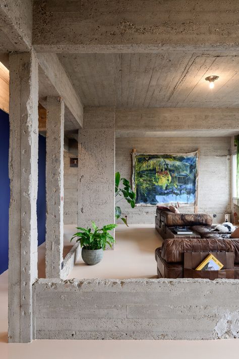 Brutalist Duplex Apartment in de Riverside Tower / Studio Okami Architects | ArchDaily Brutalist Interior, Tower Apartment, Brutalist Buildings, New Staircase, Concrete Home, Duplex Apartment, Apartment Renovation, Concrete Structure, Loft Spaces