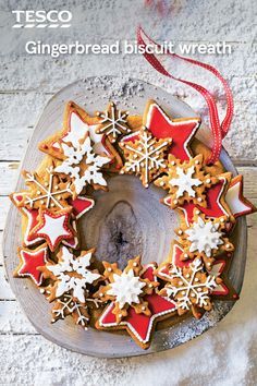 Food flat lay Photo styling ideas | Christmas food ideas | stars wreath flatlay | Natural Rustic Xmas | Christmas gingerbread biscuits | ginger bread wreath recipe. Easy to make at home, this Christmas bake with its crunchy, spiced biscuit stars and snowflakes makes a stunning edible centrepiece. | Tesco Christmas Star Biscuits, Iced Biscuits Ideas, Christmas Bakes Gifts, Cookie Wreath Christmas, Christmas Iced Biscuits, Christmas Biscuit Ideas, Edible Centrepiece, Star Cookies Decorated, Festive Biscuits