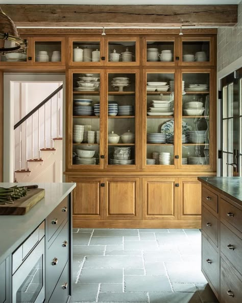 Vivir Design | You can transform your kitchen into a stunning showcase by adding a big built-in glass cabinet or hutch. Show off your favorite dishware… | Instagram Butlers Pantry, Farm Kitchen, Future Kitchen, Unique Kitchen, Cottage Kitchen, House And Home, Kitchen Inspo, Kitchen Reno, Casas De Ensueño