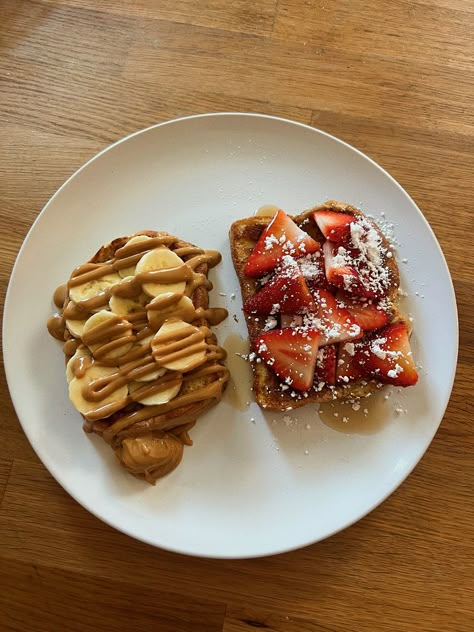 French Toast with bananas, peanut butter, strawberries, maple syrup, and powdered sugar 😋 Peanut Butter Toast With Banana, Peanut Butter On Toast, French Toast With Bananas, Peanut Butter Banana Toast, Strawberries And Bananas, Banana Toast, Good Morning Breakfast, Healthy Food Dishes, Healthy Food Motivation